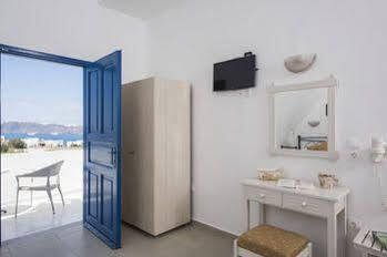 Thira's Dolphin Aparthotel